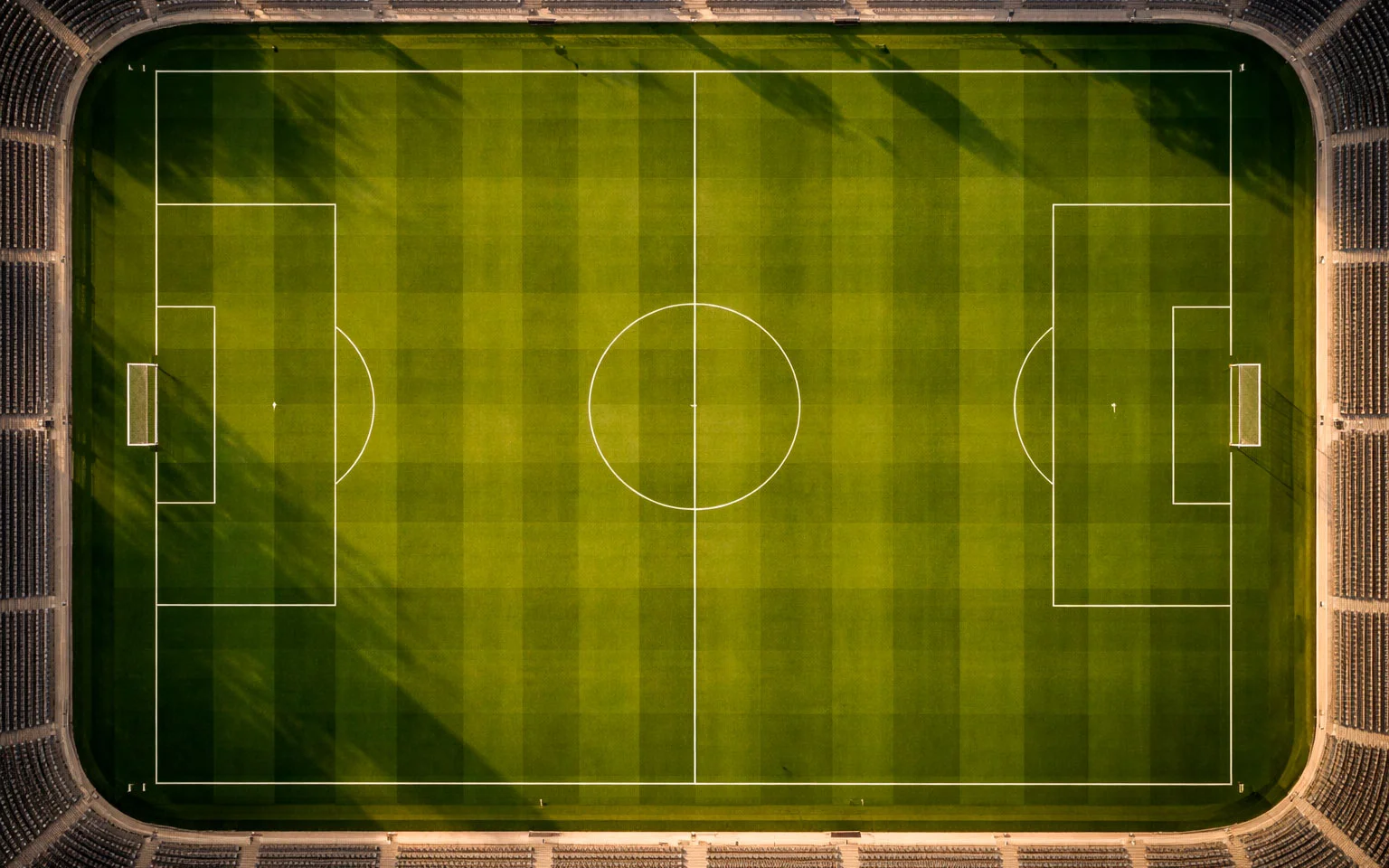 Vue aérienne d'un terrain de football avec les lignes blanches visibles